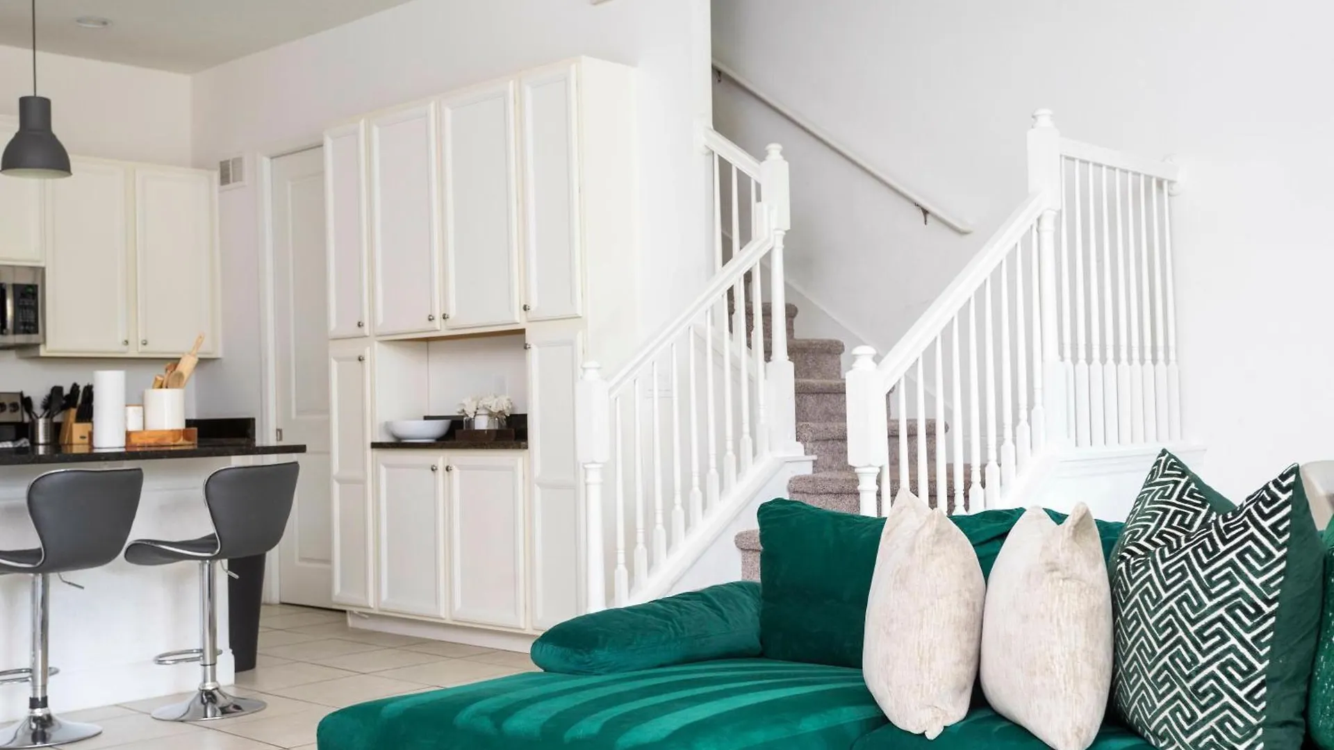 Beautiful Townhouse With Pool Close To Disney Davenport