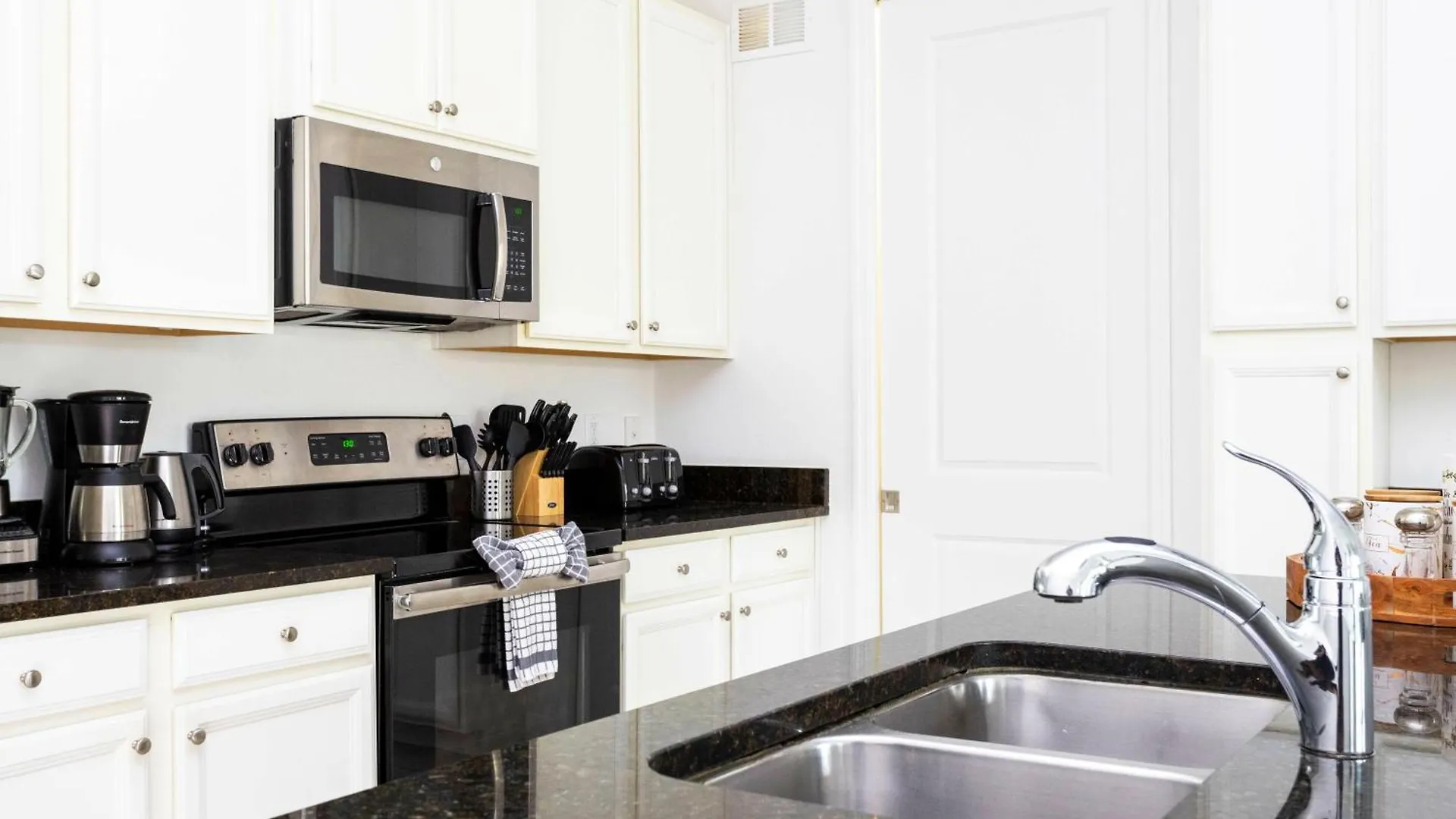 Beautiful Townhouse With Pool Close To Disney Davenport 0*,